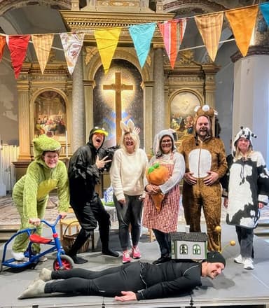 Personer utklädda i kyrkan.