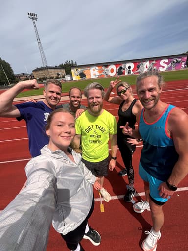 En selfie med personer i träningskläder.