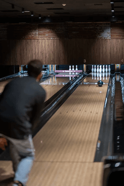 En kille på en bowlingbana.