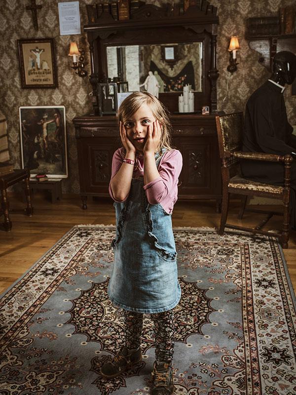 En tjej på hemsökt museum med Boråspasset