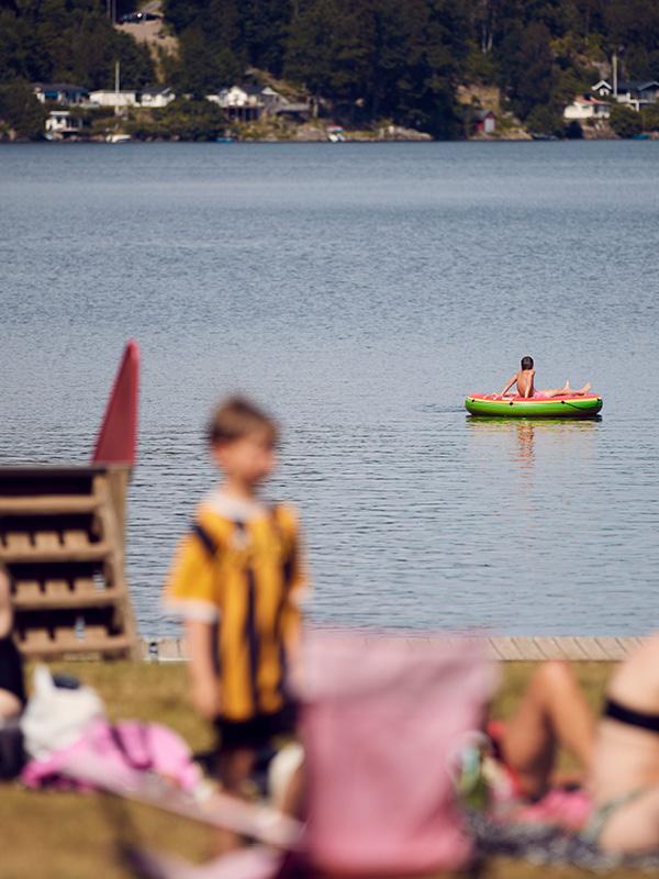 Folk på Almenäs badplats