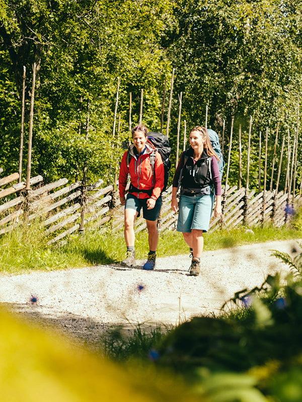 Två kvinnor går vandringsled