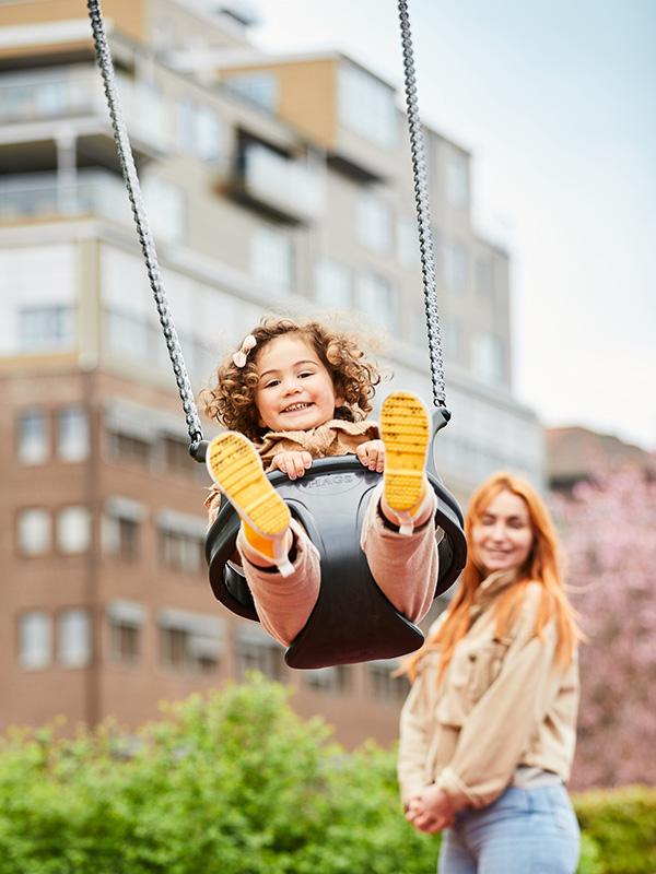 Liten tjej sitter på gunghäst