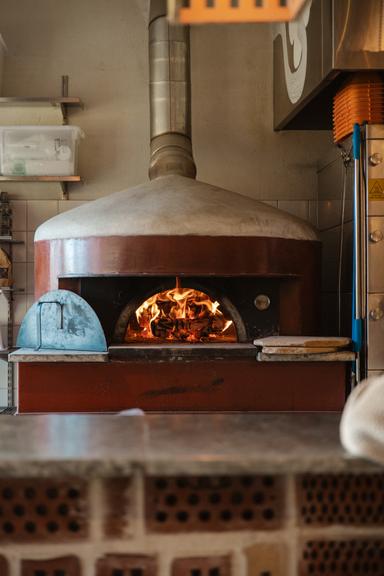 Eld i en pizzaugn.