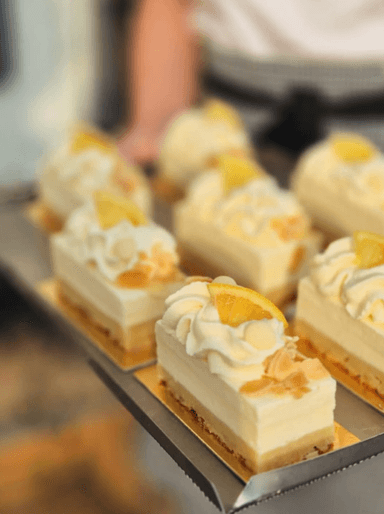 Bakelser på en plåt.