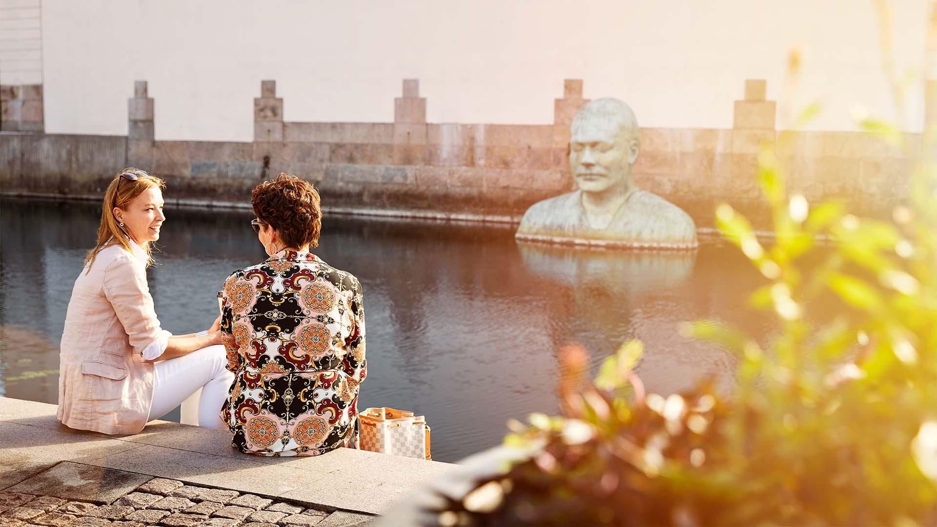 Två personer sittandes vid Viskan