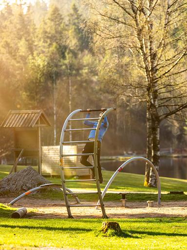 Kille gör chins på Kypegårdens utegym