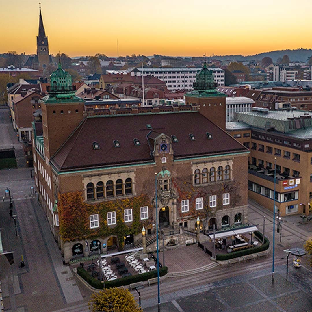 En stor byggnad och en stadsvy.