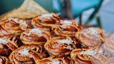 En plåt med kanelbullar