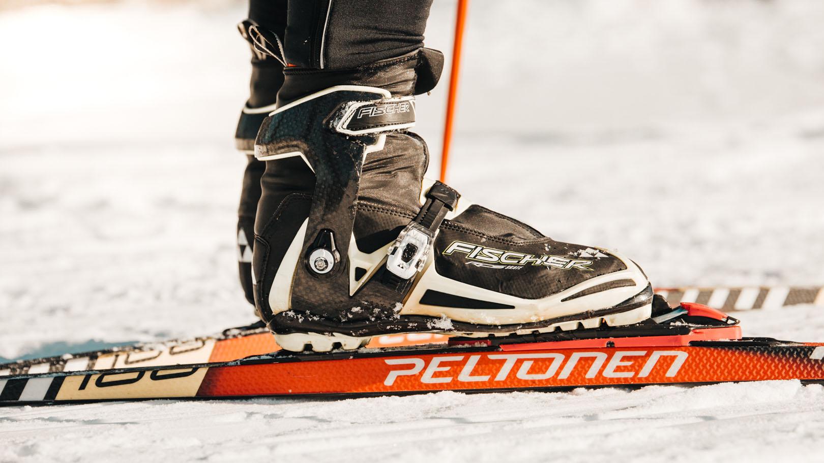 Pjäxor fästa i ett par längdskidor.