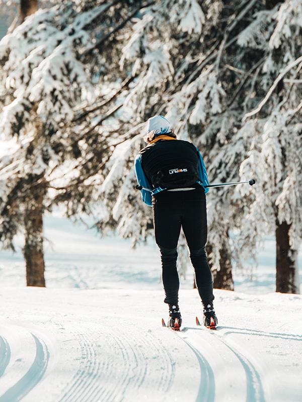 En person åker längdskidor.