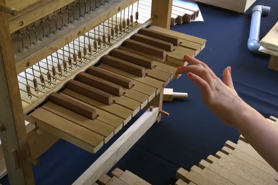 Barnhand som spelar på orgelbyggsats.