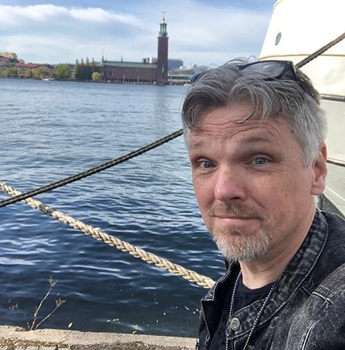 Man i en segelbåt
