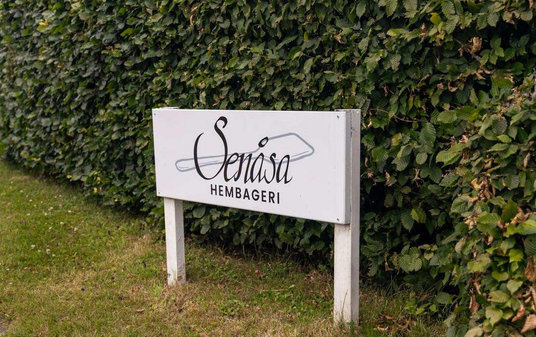 Skylt med Senåsa Hembageri.