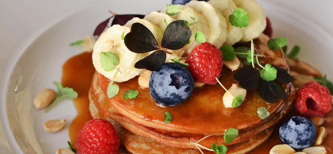 Amerikanska pannkakor på tallrik.