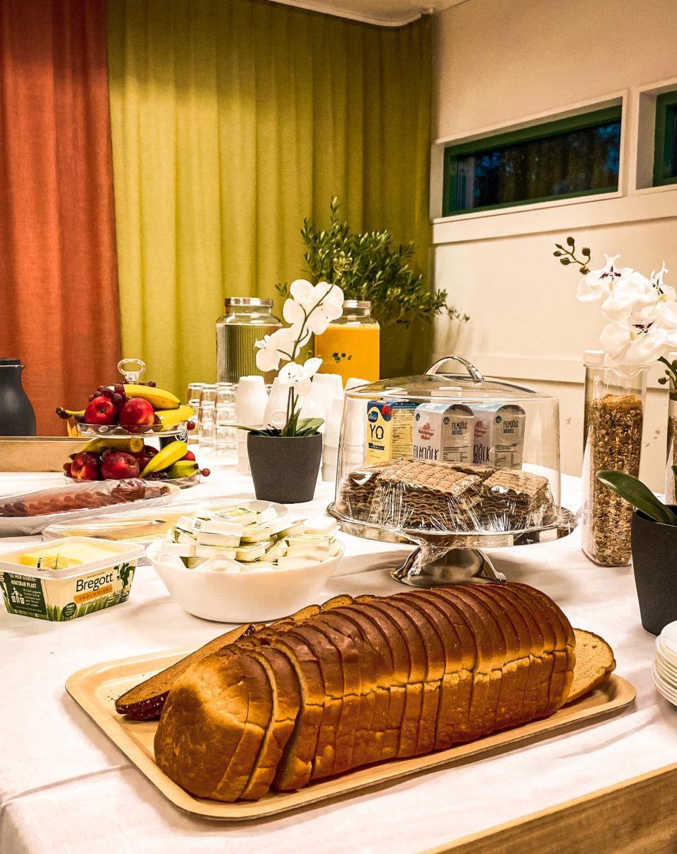 Frukostbuffé uppdukad på ett bord.