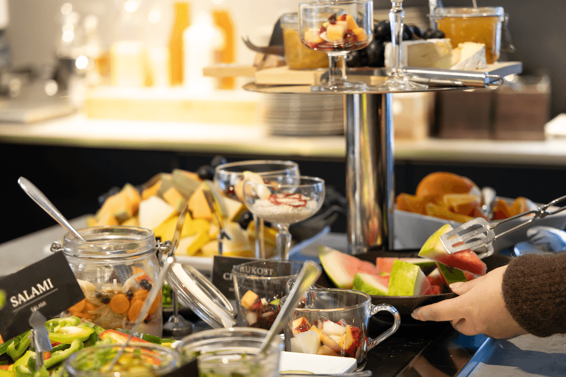 Frukostbuffé framdukad.