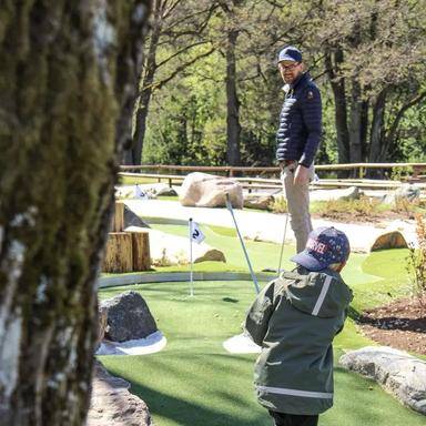 pojke som spelar äventyrsgolf