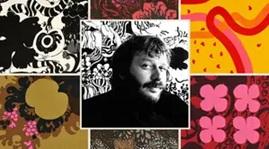 Bild på formgivare Sven Fristedt framför de tyger han skapat