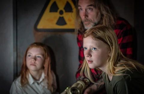 En familj i ett escape room.