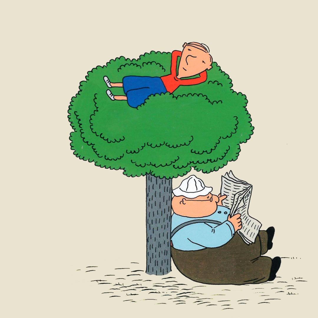 Pojke i röd tröja och blå byxor ligger uppe i en trädkrona, under sitter en man i bruna byxor och hatt och läser tidningen.
