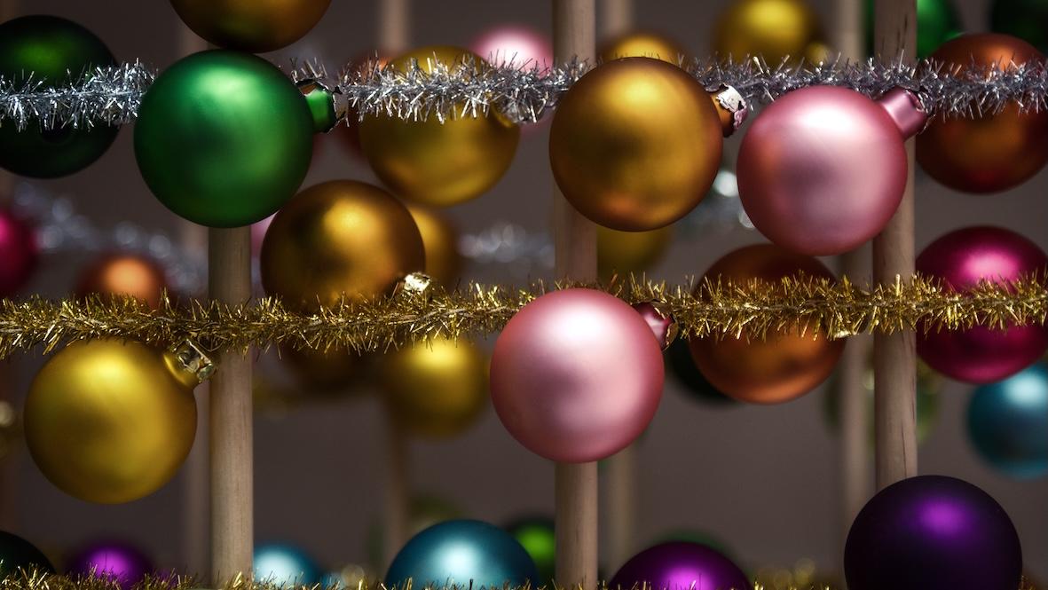 Julkulor i olika färger och glitter