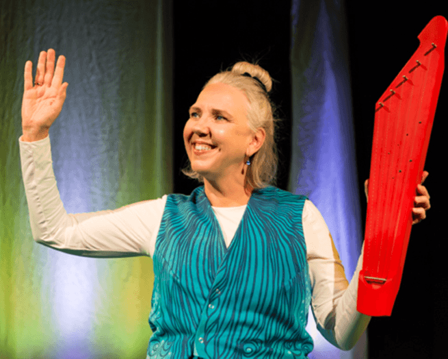 En kvinna med rött instrument