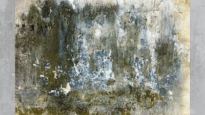 En skrovlig, patinerad yta.