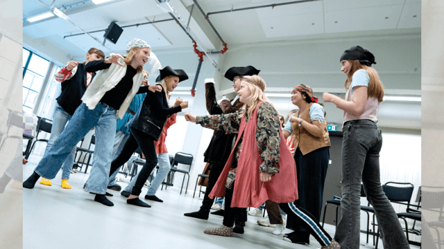 Utklädda barn iscensätter ett bråk.