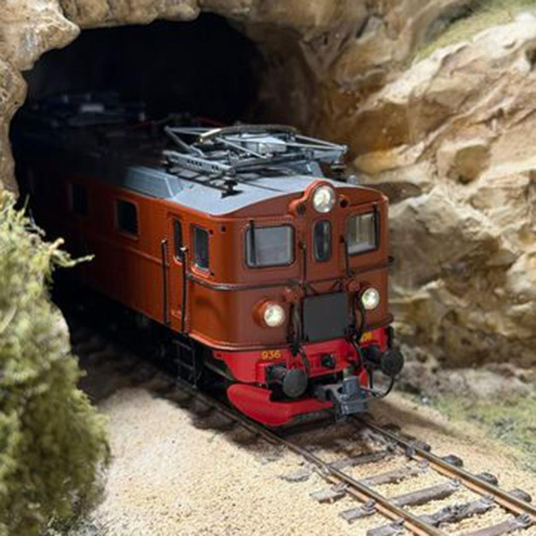 modeltåg kommer ut ut en tunnel