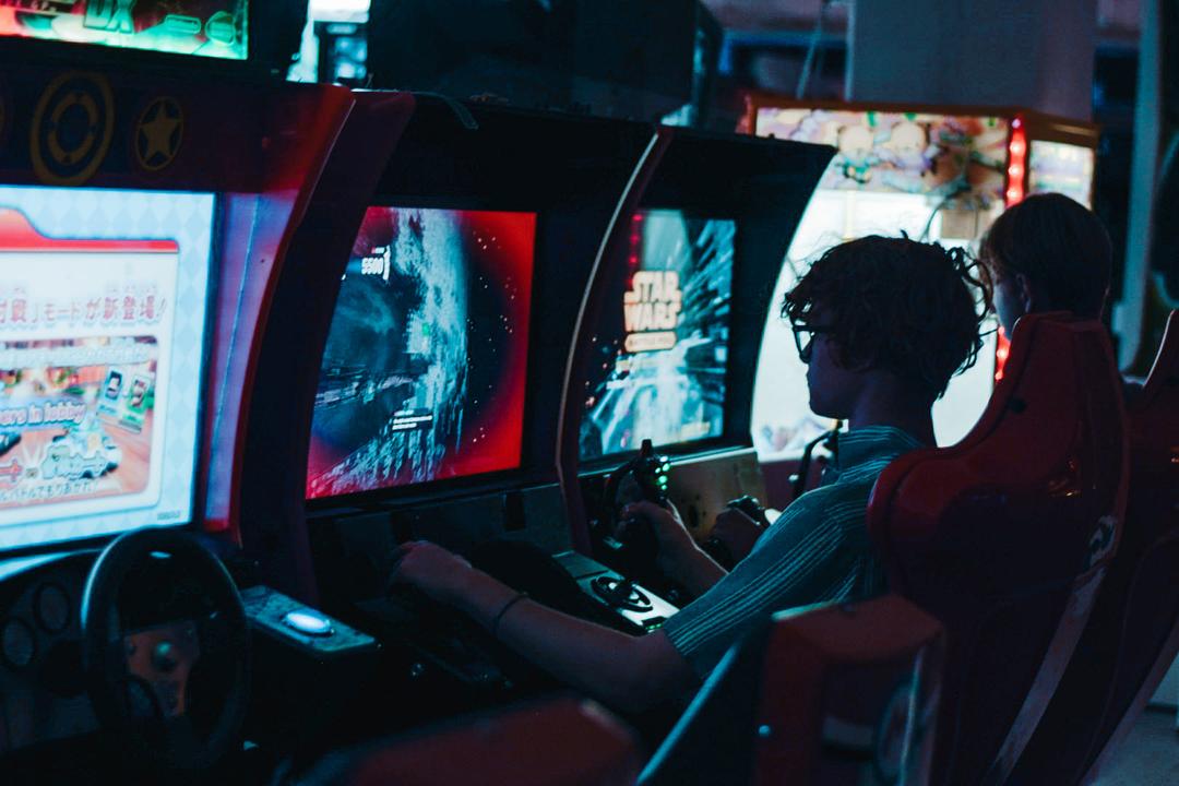 En kille som spelar arkadspel.