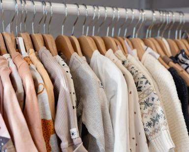 Klädställning med barnkläder.