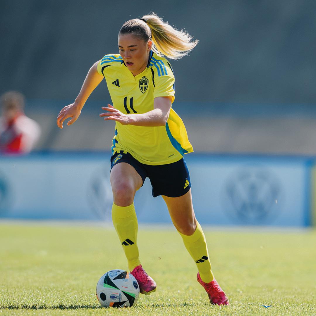 Fotbollsspelare spelar på en fotbollsplan.