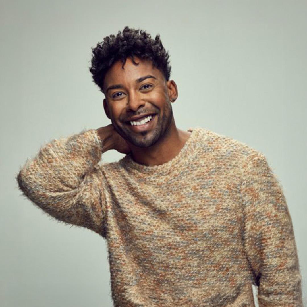 glad man i stickad tröja