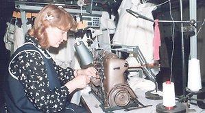 kvinna som syr på symaskin