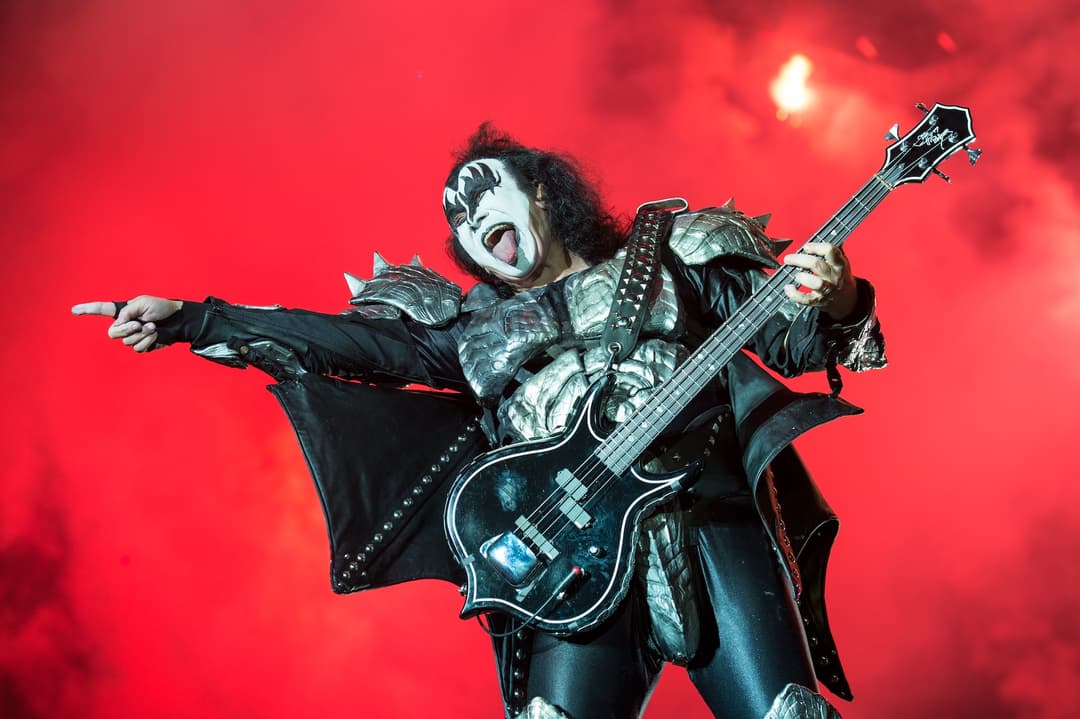 Kiss Gene Simmons på scen.