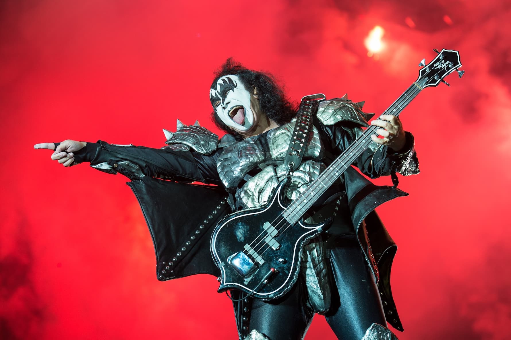 Kiss Gene Simmons på scen.