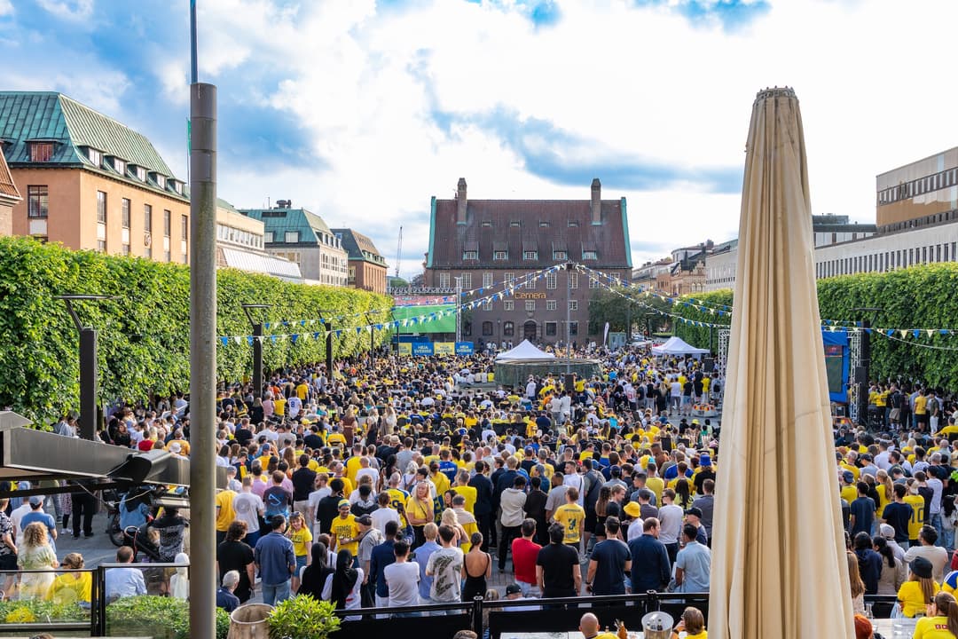 massor av människor på ett torg