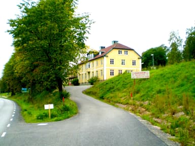 Ett stort gult trähus från utsidan.