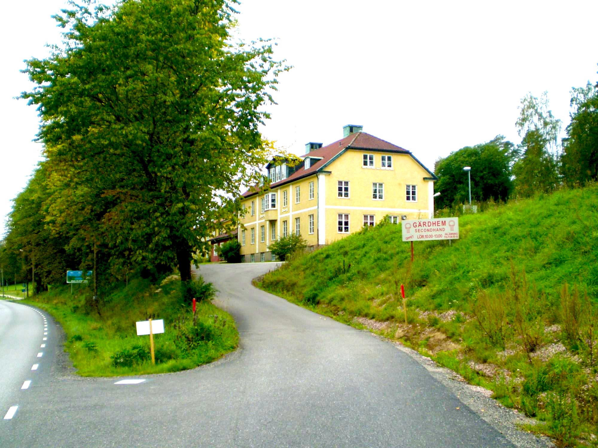 Ett stort gult trähus från utsidan.