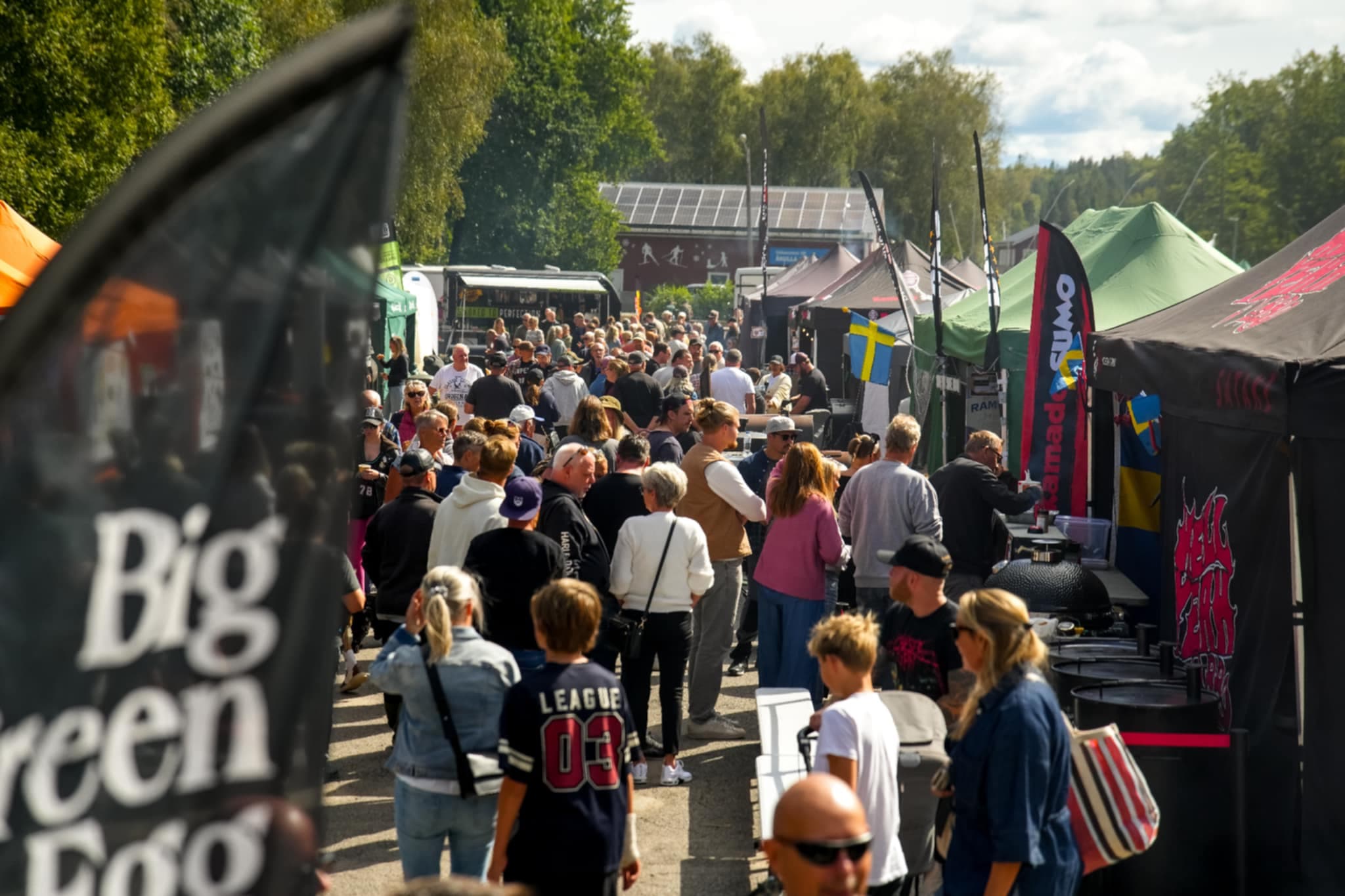 Folkmassa i ett festivalområde.