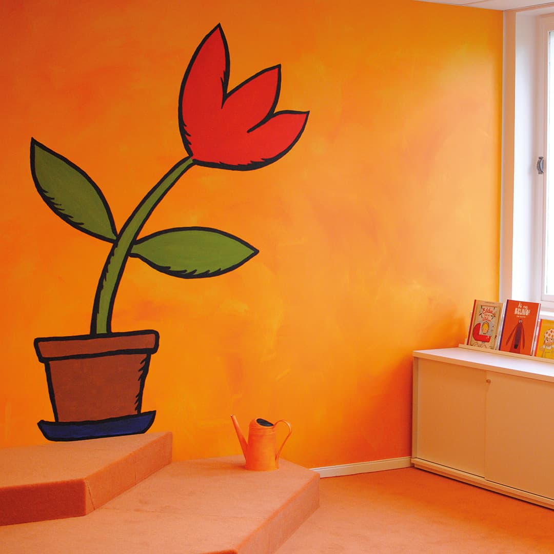 Blomma med kruka målad på orange vägg.