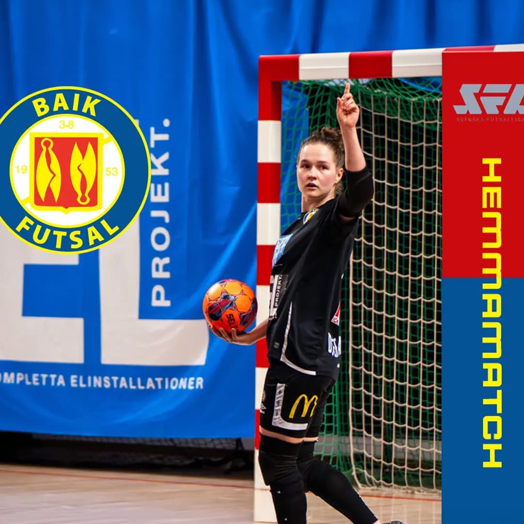 Tjej med träningskläder står i ett fotbollsmål inomhus