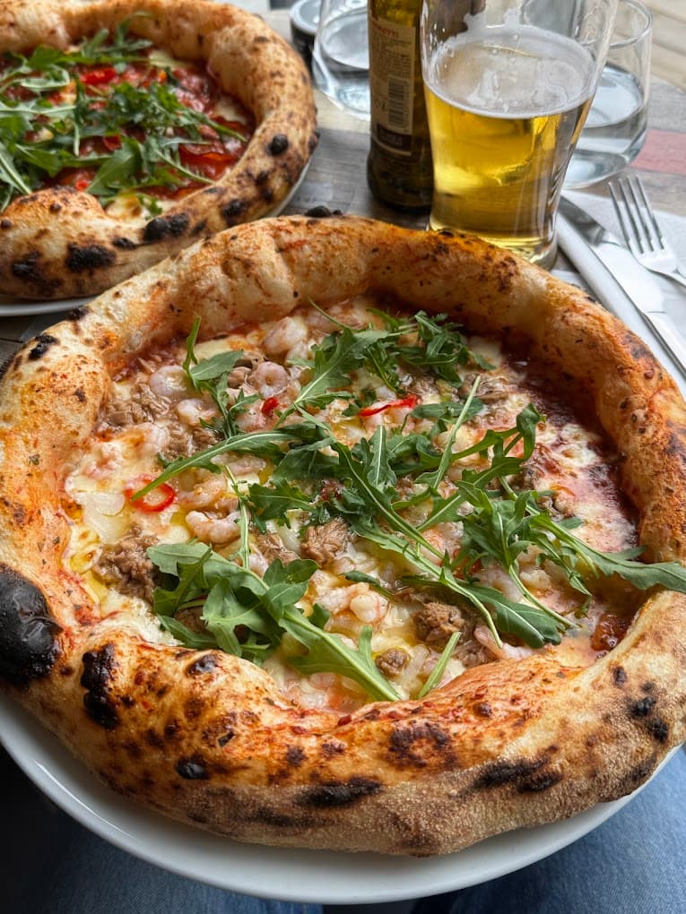 Nygräddade napolitanska pizzor.