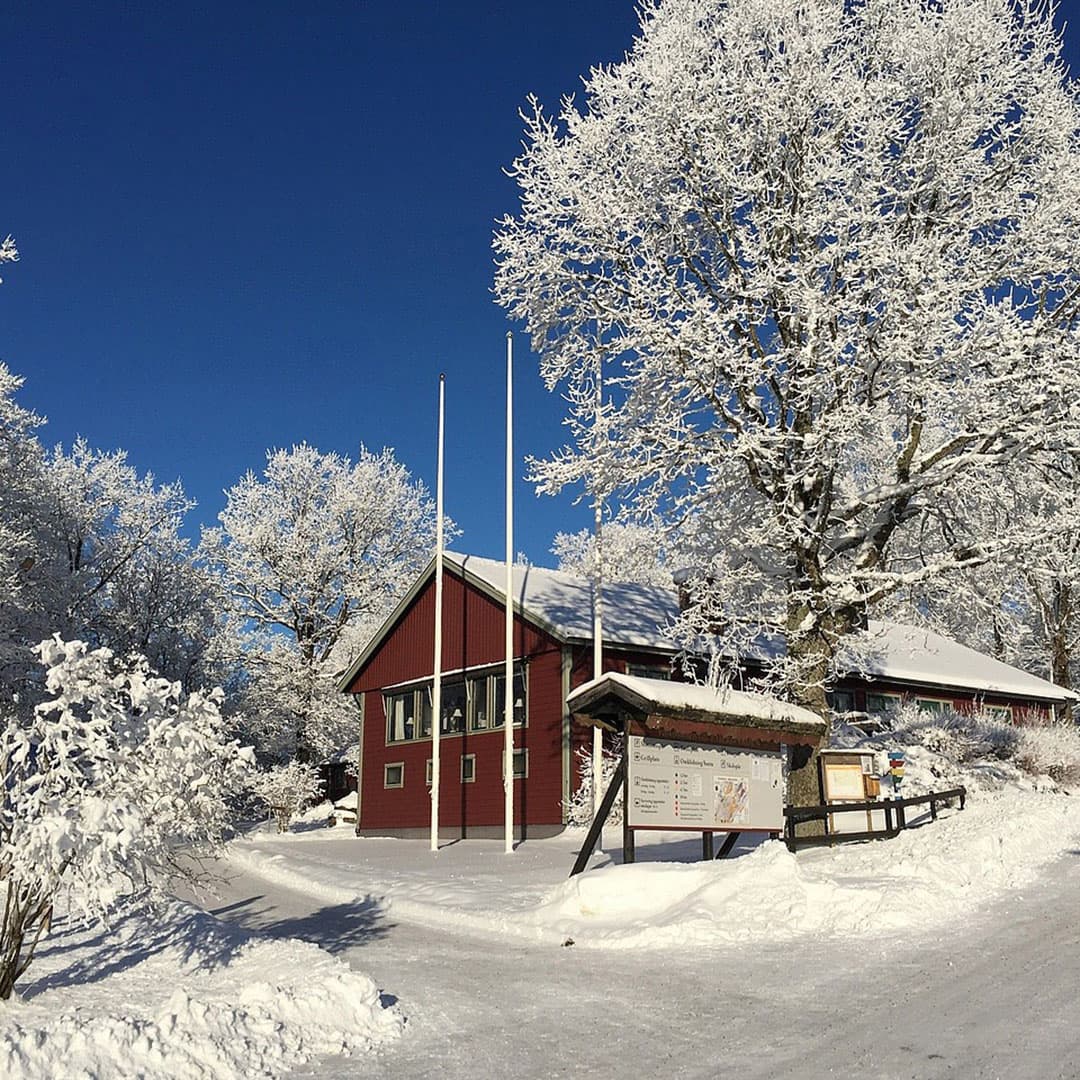Rött hus i ett vinterlandskap