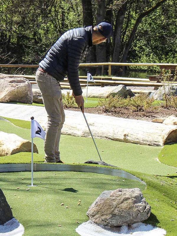 En man spelar äventyrsgolf på Borås Camping.