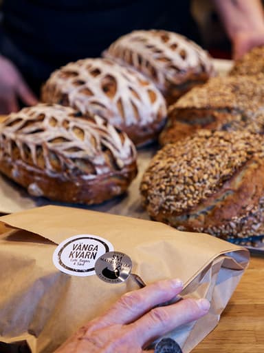 Fyra surdegslimpor på bord
