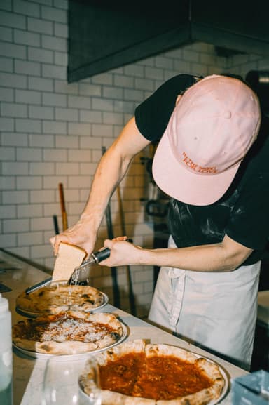 Bild på en person som förbereder pizza