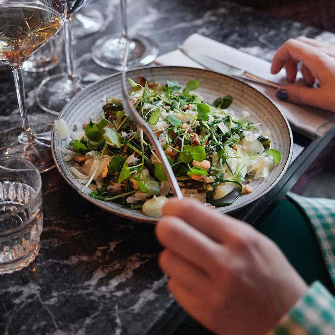 En person äter en maträtt.