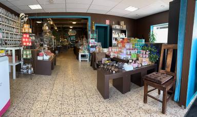 Butik med hyllor och bord fyllda med choklad.